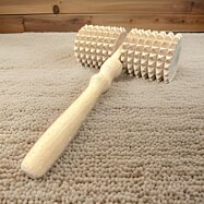 Dřevěný masážní ruční strojek se dvěma válci, 16 x 10 x 4,5 cm