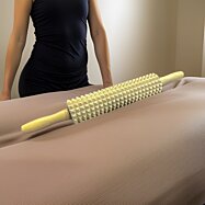 Dřevěný obouruční masážní váleček na celé tělo - velký, 45 x 25 x 7 cm