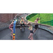 Veselá stříkající sprcha na zahradu