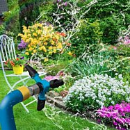 Veselá stříkající sprcha na zahradu