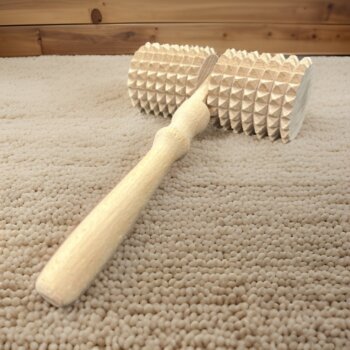 Dřevěný masážní ruční strojek se dvěma válci, 16 x 10 x 4,5 cm