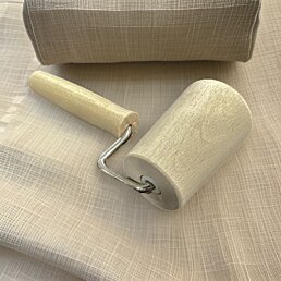 Dřevěný masážní ruční hladký váleček - malý, 17 x 7 x 5 cm