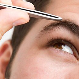 Pinzeta na vytrhávání chloupků a obočí s mini hřebínkem - Náhled