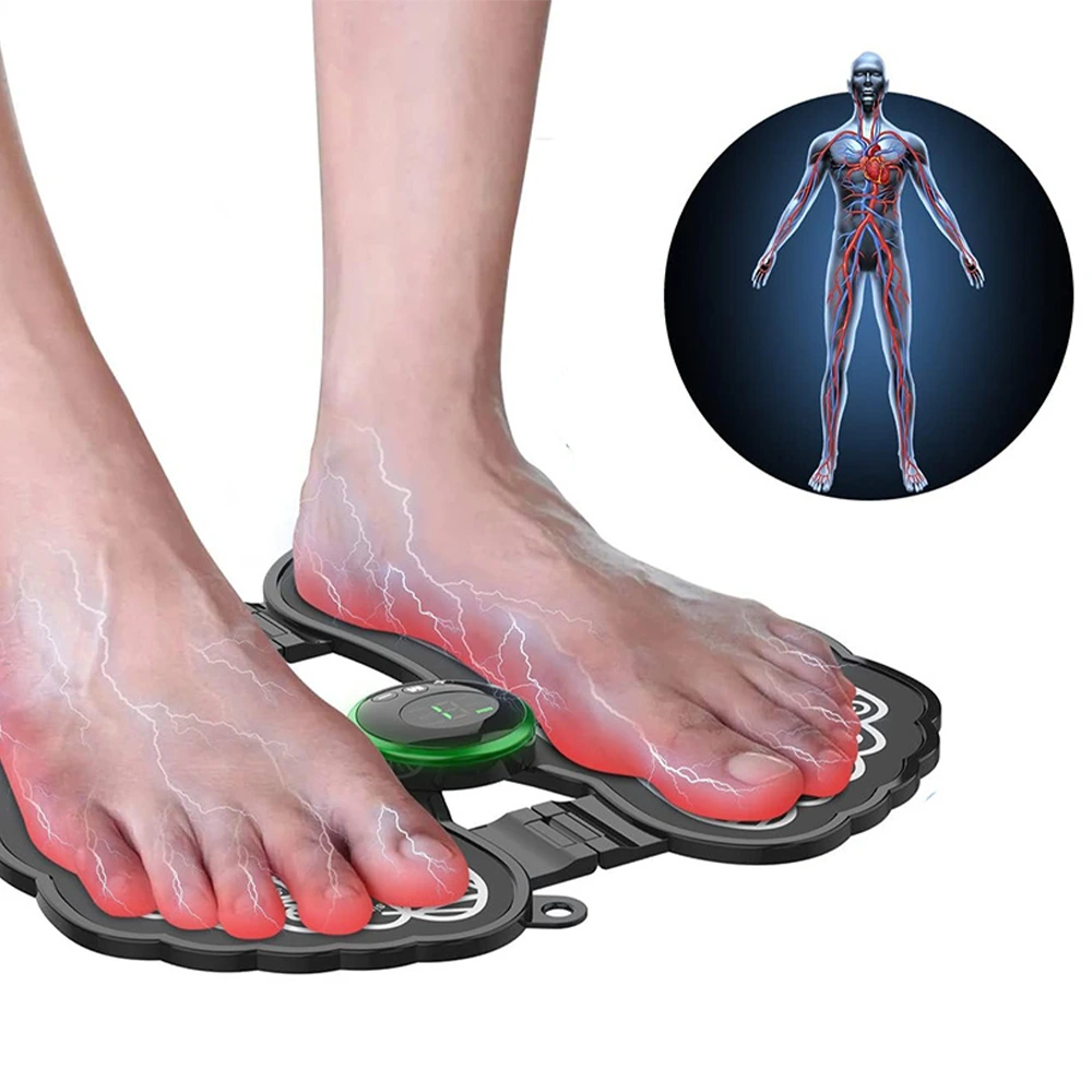 Detail EMS podložky na nohy – černý povrch a ovladač