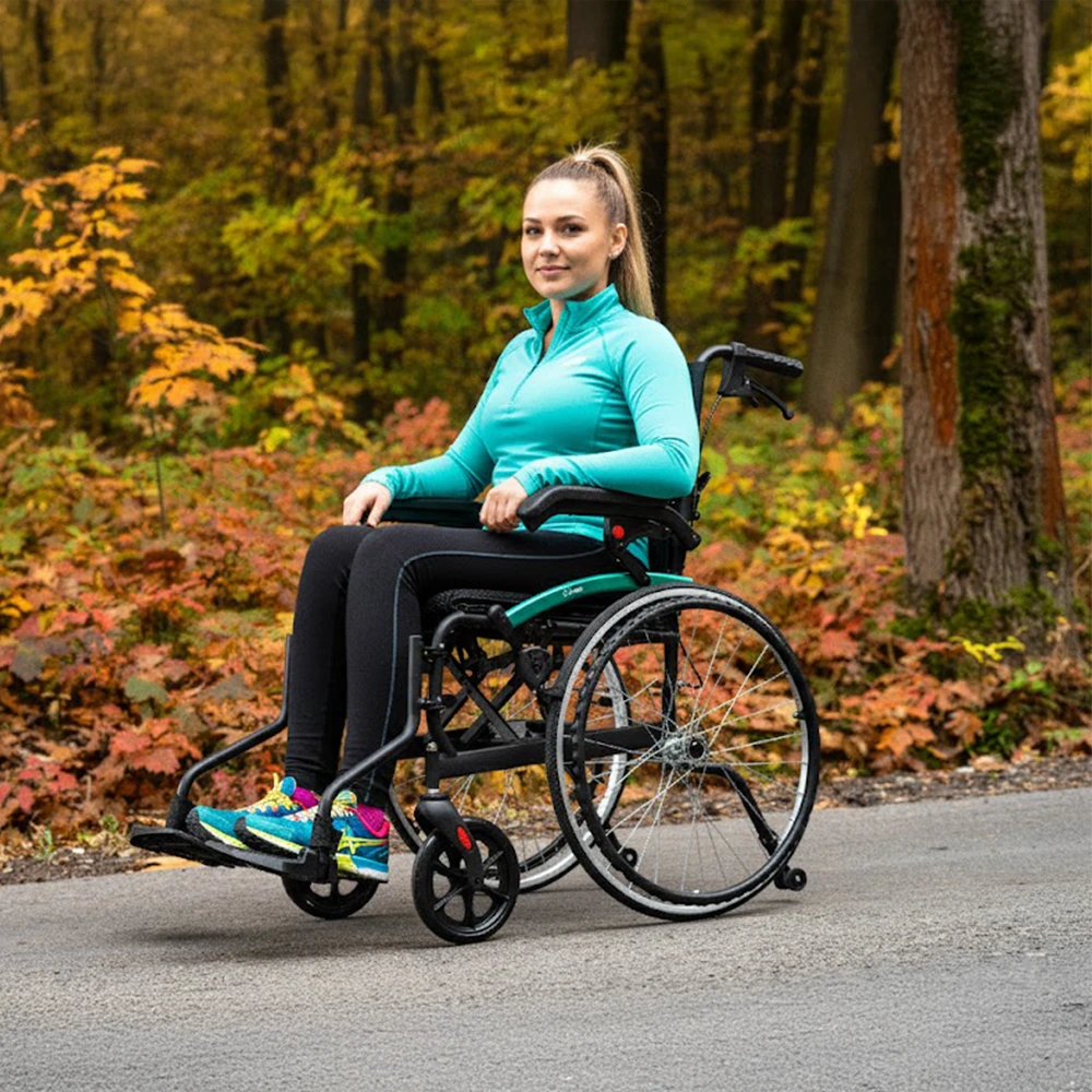 Invalidní vozík ACTIV-TIM 22 palcové kola – pohled z boku