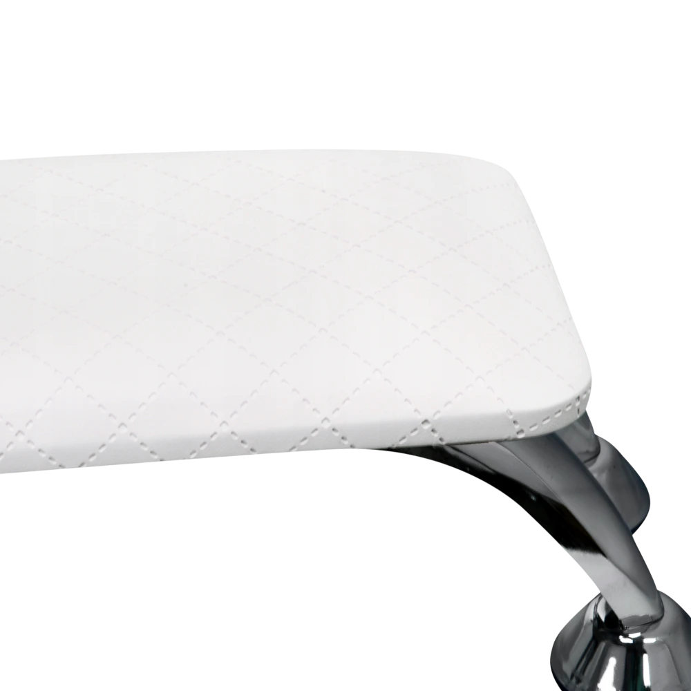 Detail manikúrní opěrky ruky v bílé barvě