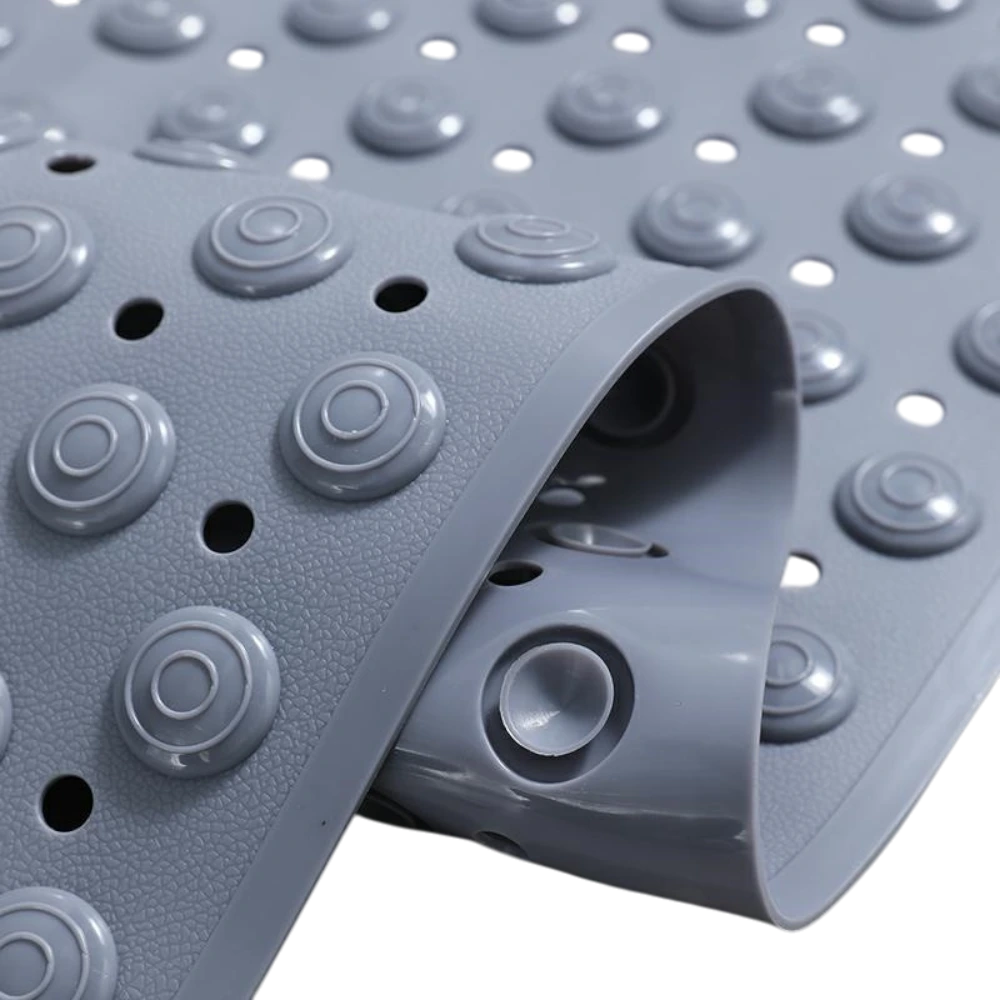 Protiskluzová podložka do sprchy a vany 68×35 cm uložená v koupelně