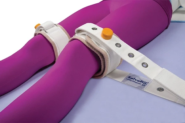 Fixační pás na stehno s magnetickým zapínáním