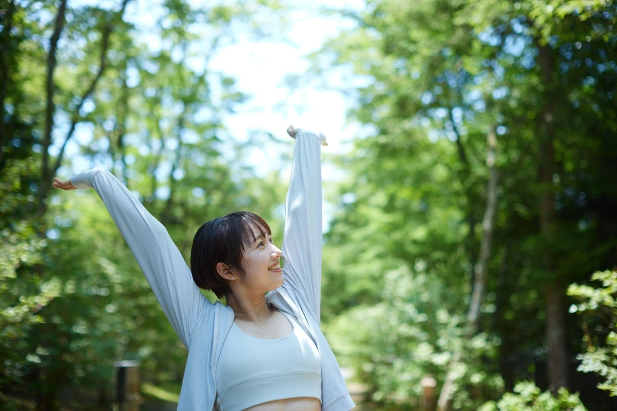 Veselá, vitální žena uprostřed přírody.