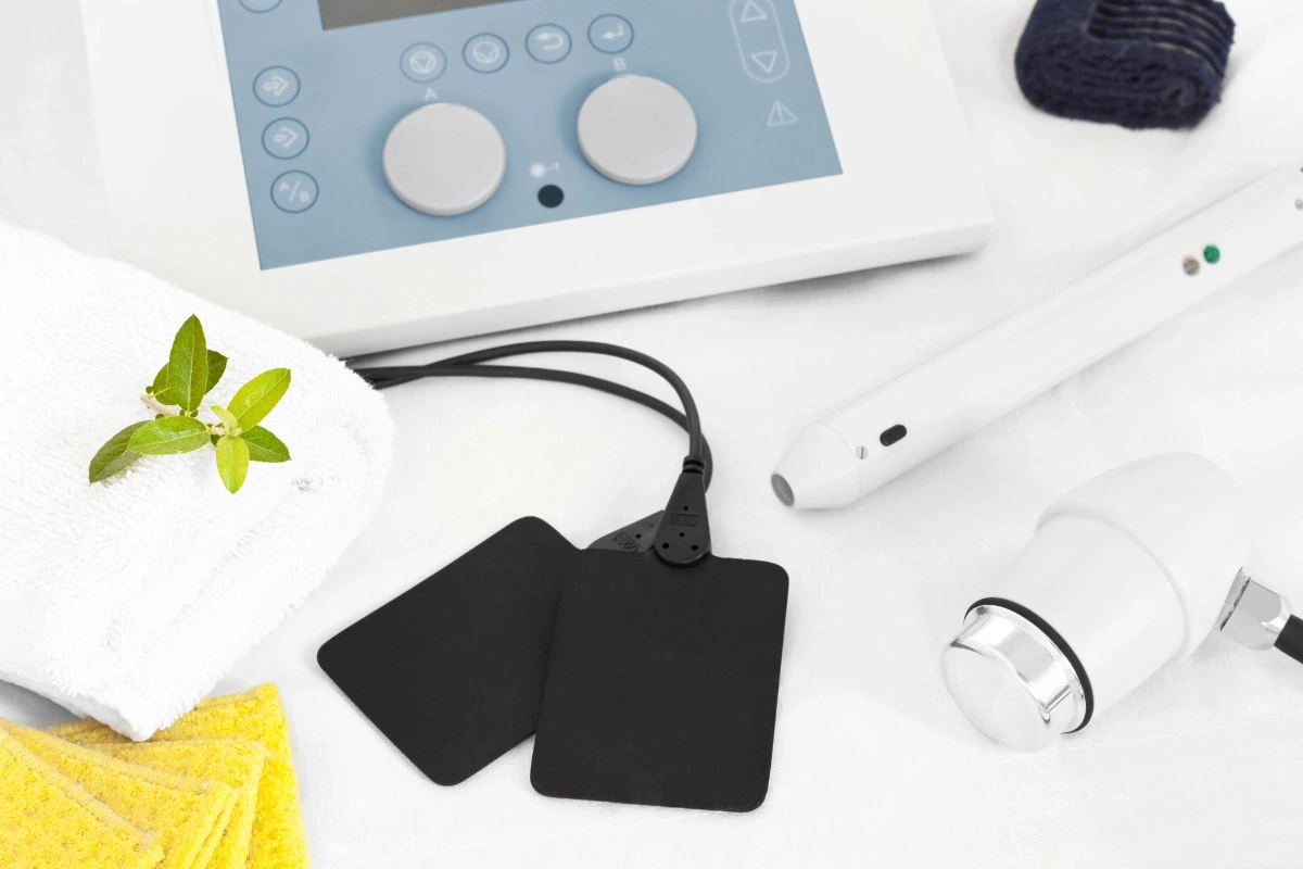Elektroterapeutické zařízení s elektrodami a aplikátory.