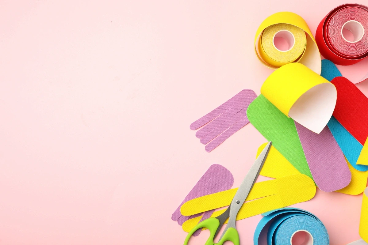 Nastříhané kineziologické tejpy připravené k použití.