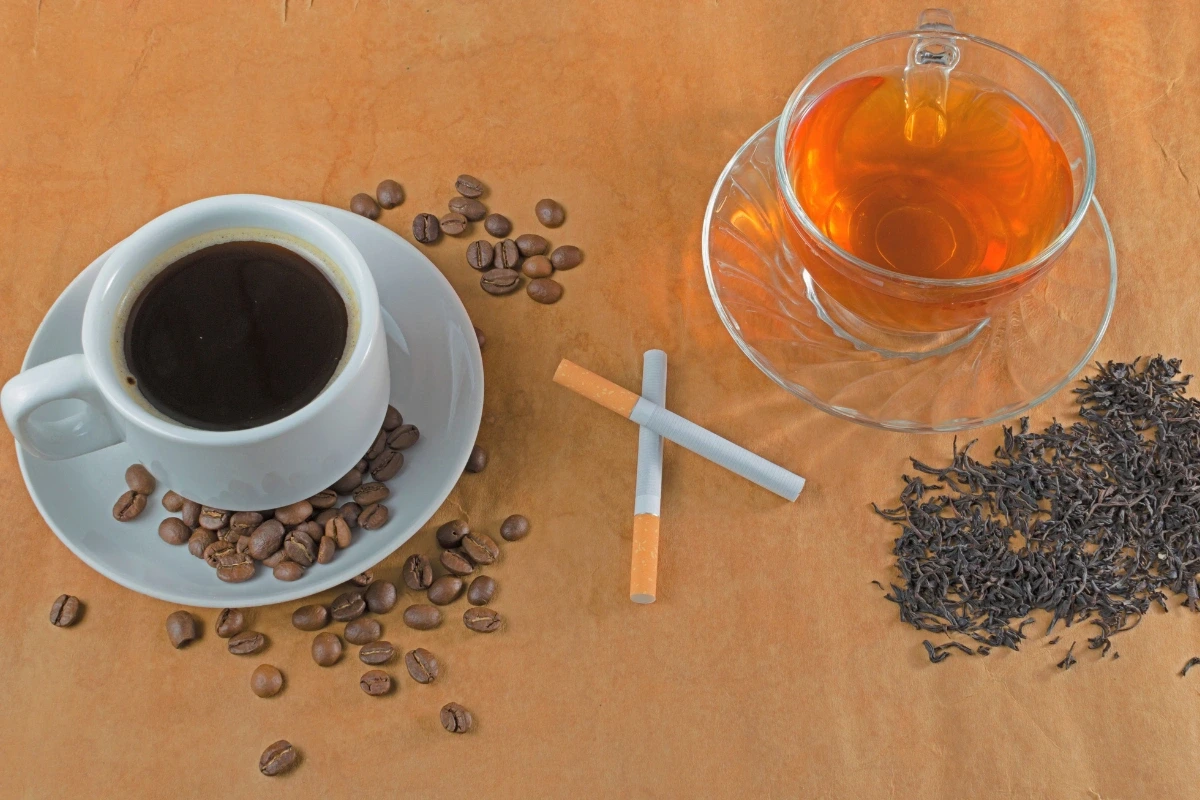 Káva, cigarety a čaj – jedny z faktorů, které zapříčiňují žloutnutí zubů.