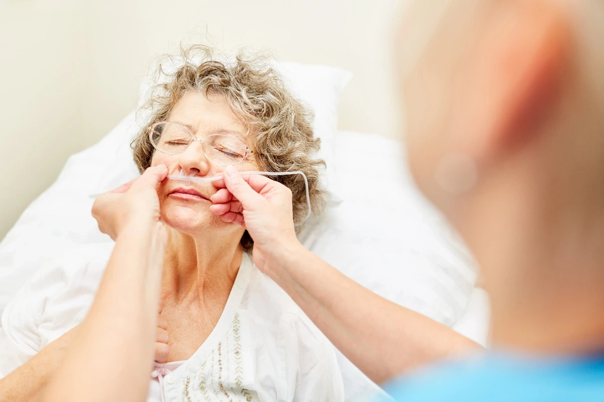 Kyslíková terapie může probíhat různými způsoby – v závislosti na typu zařízení i zdroje kyslíku.