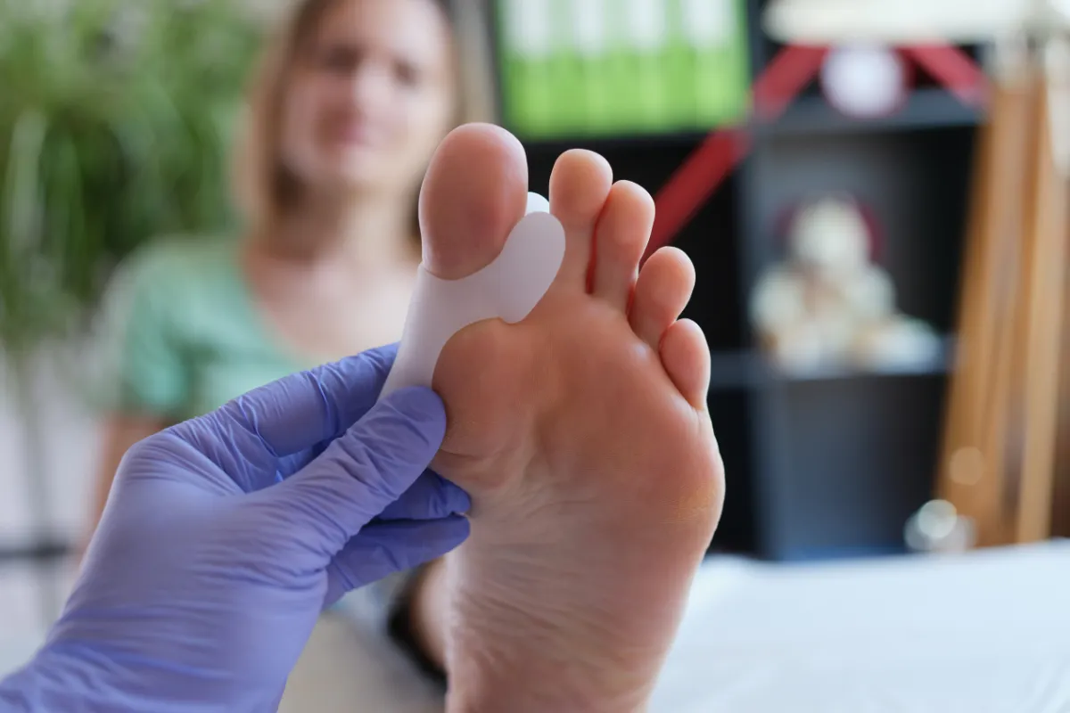 Vbočený palec na noze? Se správnými pomůckami zpomalíte jeho další vývoj a zlepšíte svůj každodenní komfort.